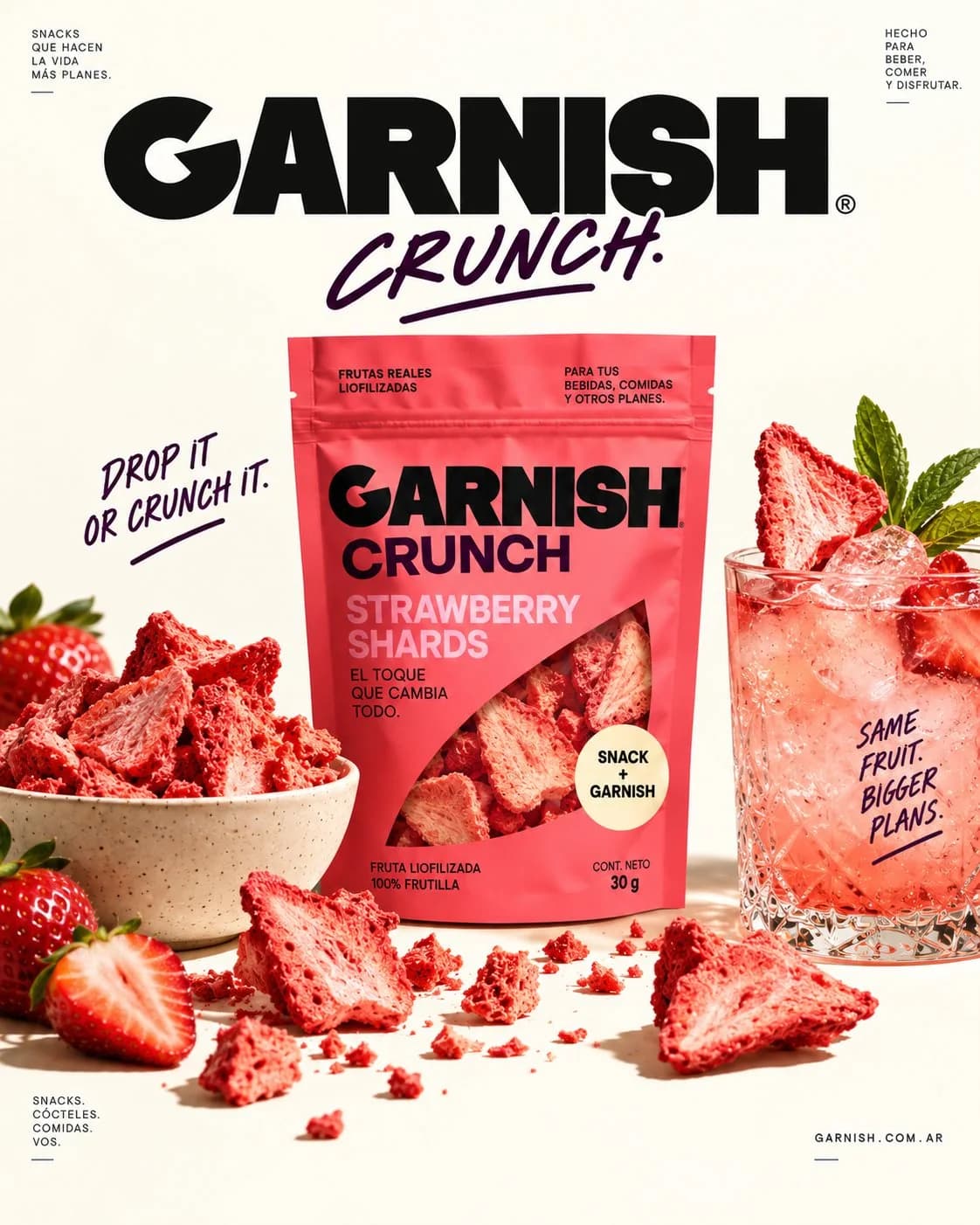 Render de Garnish Crunch Strawberry Shards: bolsa rosa, bowl con frutilla liofilizada y trago rosado