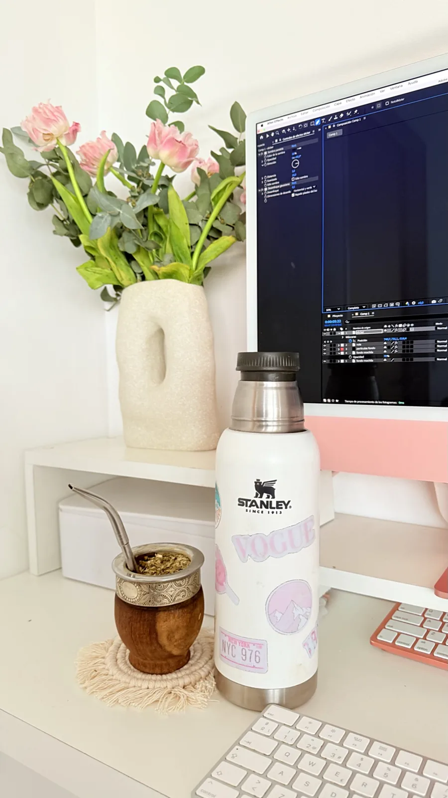 Su escritorio en casa, con flores, el termo y el mate